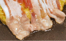 豚肉の脂で生地が焼ける様子