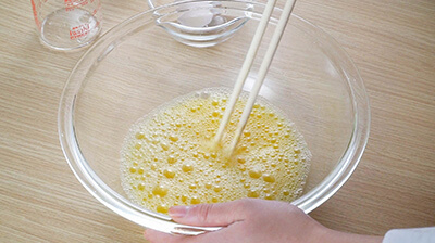 菜箸で卵と冷水をしっかりと混ぜ合わせます