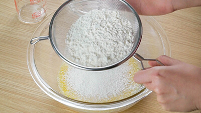 小麦粉をふるってから入れます