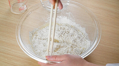 菜箸で十字を切るように、さっくりと手早く混ぜ合わせます