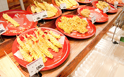スーパーマーケットの惣菜売り場