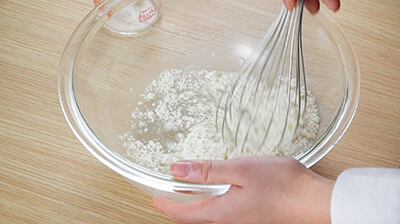 泡立て器で、粉が少し残るくらいに混ぜます