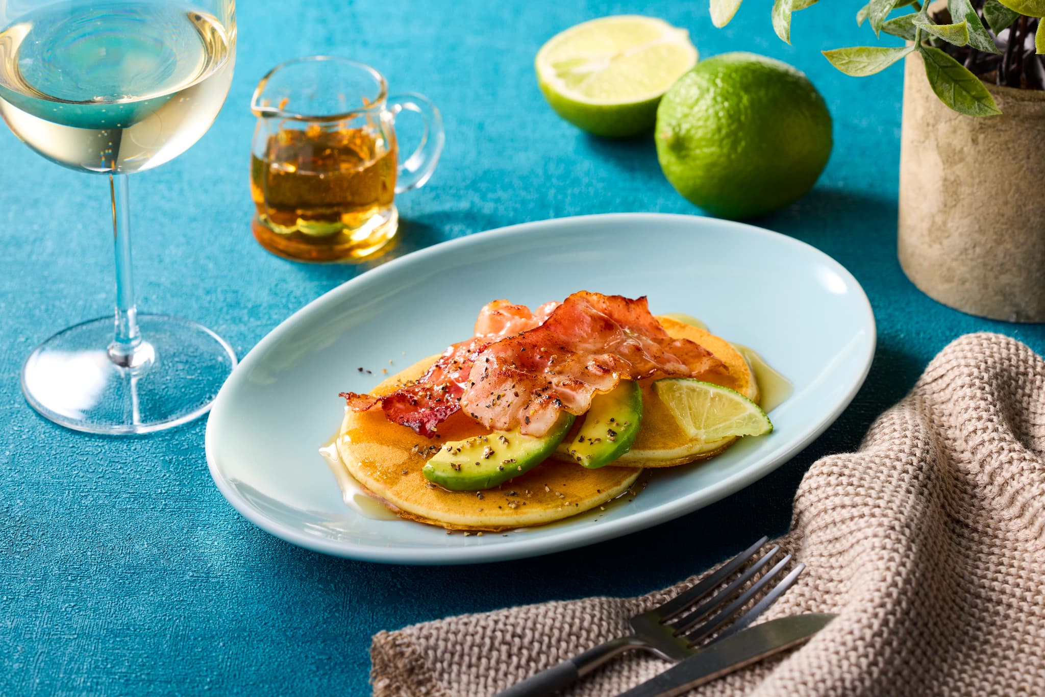 ベーコン＆アボカド＆ライム＆メープルシロップ＆ブラックペッパーのホットケーキ