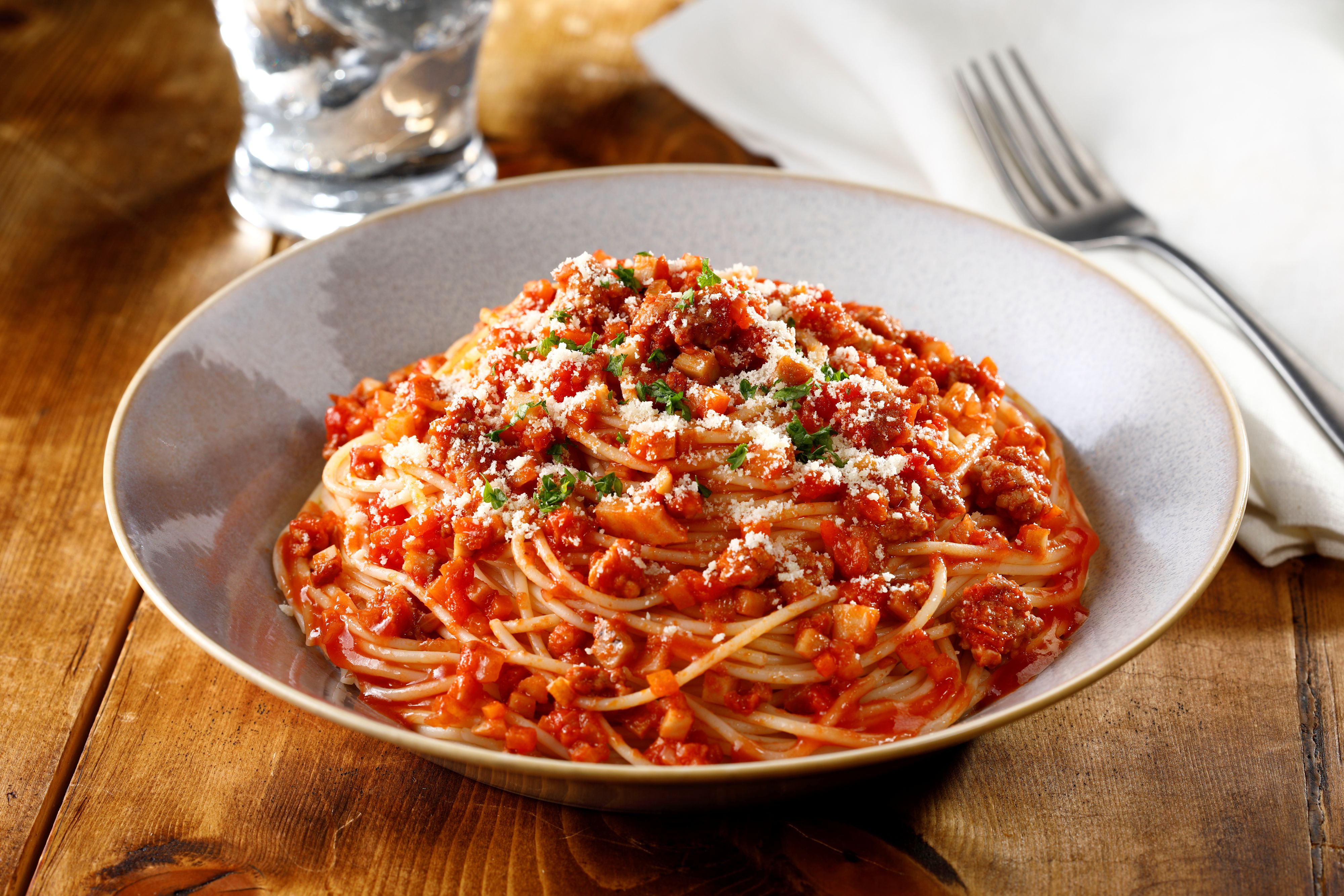 食物繊維たっぷり！根菜と鶏ひき肉のラグーソースパスタ