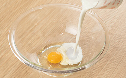 卵と牛乳を泡立て器でよく混ぜる