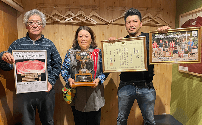食肉市場で開催された「全国肉用牛枝肉共励会」で、グループ牧場「まる亀こうし牧場」が出品した「近江亀井牛」が、「和牛 牝牛」の部で日本一の称号、最優秀賞を受賞